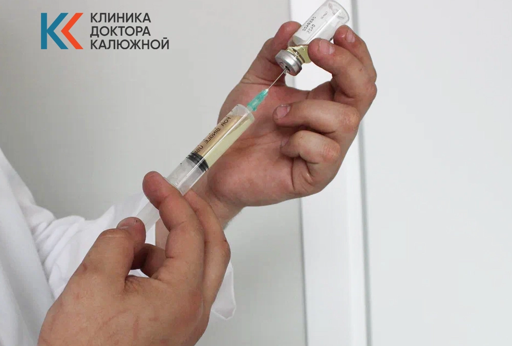 Шприц и ложка лежат возле руки